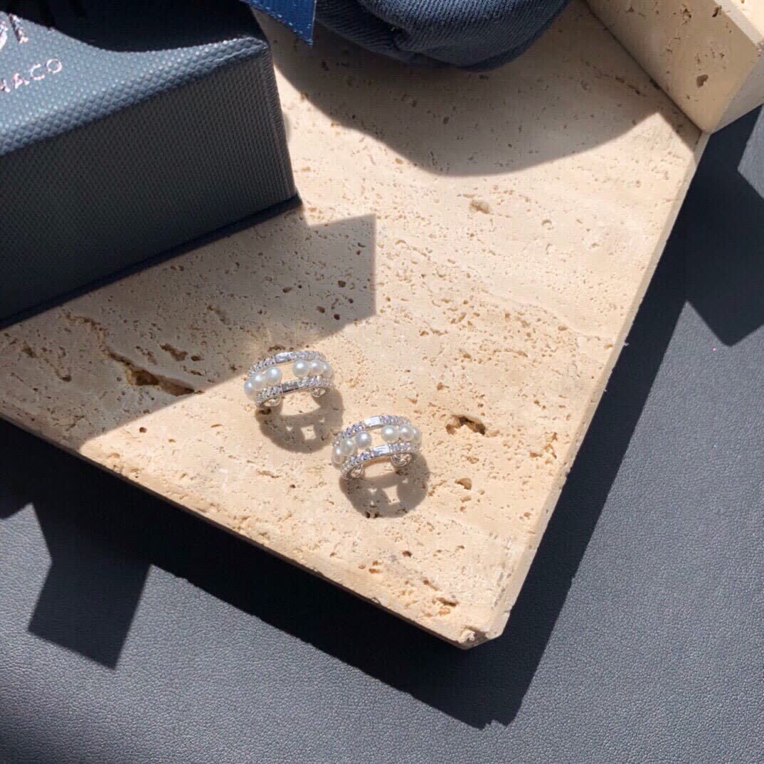 APM Monaco Elegant Pearl Hoop Earrings